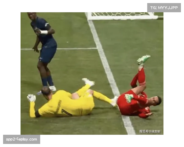 特写：雷恩中场杜埃训练场加练任意球，专注提升最后一传效率